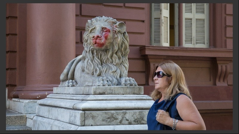 Así quedaron las figuras de mármol de carrara tras el acto de vandalismo.