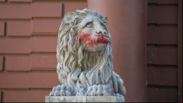 Así quedaron las figuras de mármol de carrara tras el acto de vandalismo.