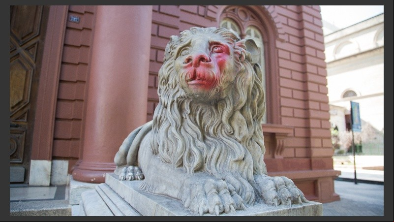 Así quedaron las figuras de mármol de carrara tras el acto de vandalismo.