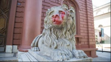 Así quedaron las figuras de mármol de carrara tras el acto de vandalismo.
