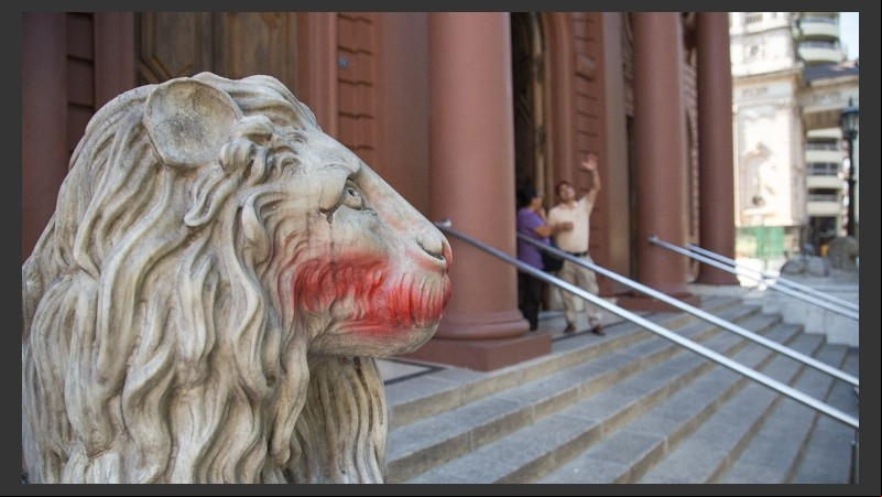 Así quedaron las figuras de mármol de carrara tras el acto de vandalismo.