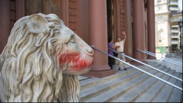 Así quedaron las figuras de mármol de carrara tras el acto de vandalismo.