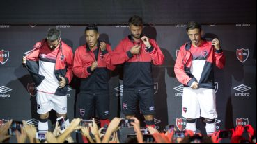 Las figuras de Newell´s presentaron el nuevo modelo.