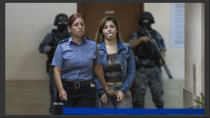 La novia de Alan sacó la lengua a los medios que la fotografiaban y filmaban.