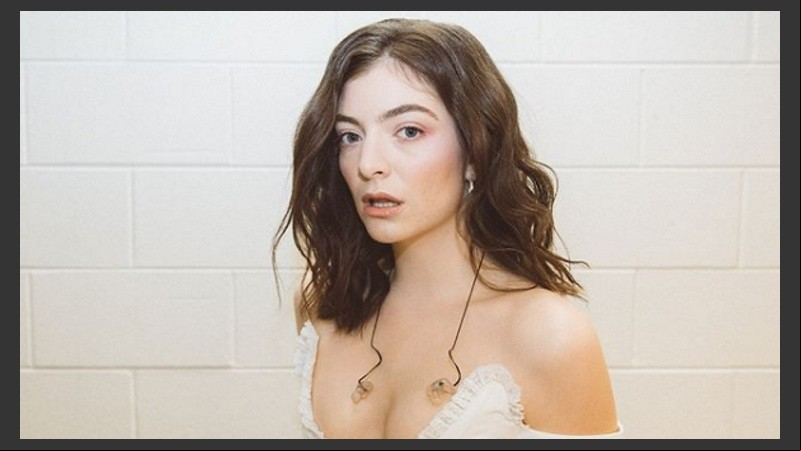 En lugar de una rosa blanca, Lorde vistió un poema.