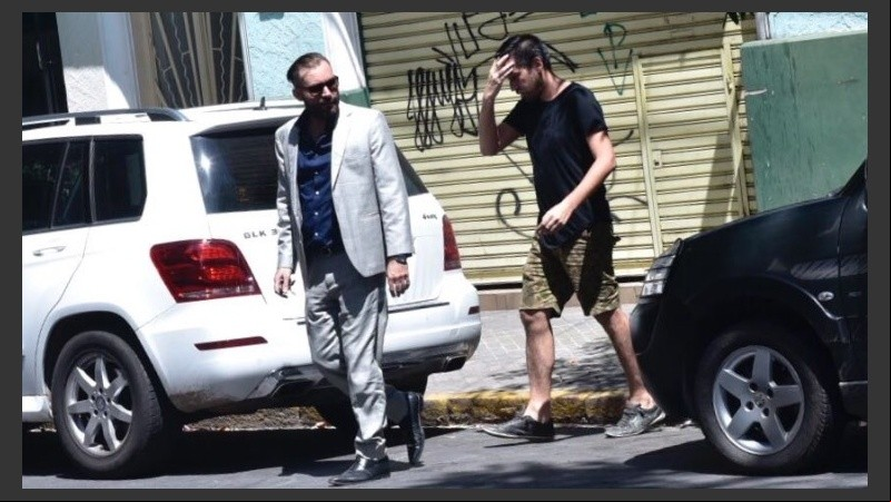El acusado (de remera negra) al llegar a Fiscalía, pasado el mediodía.