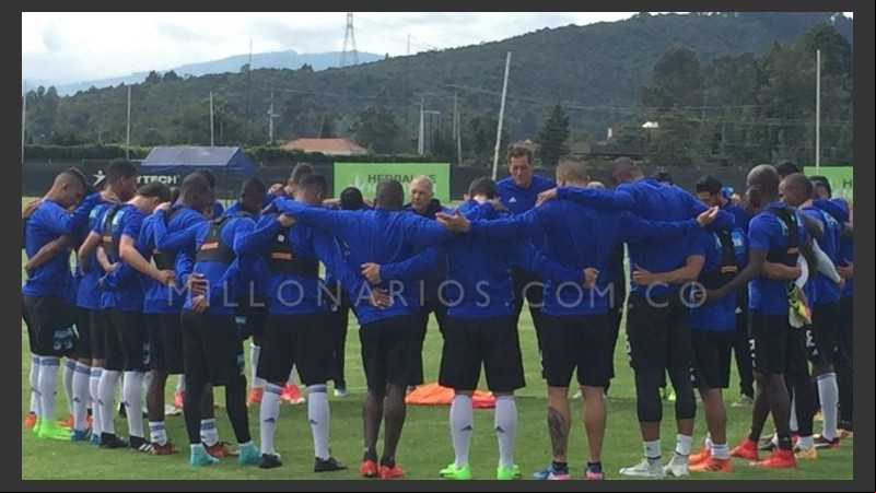 El DT reunió a sus jugadores en un emotivo regreso a las prácticas.