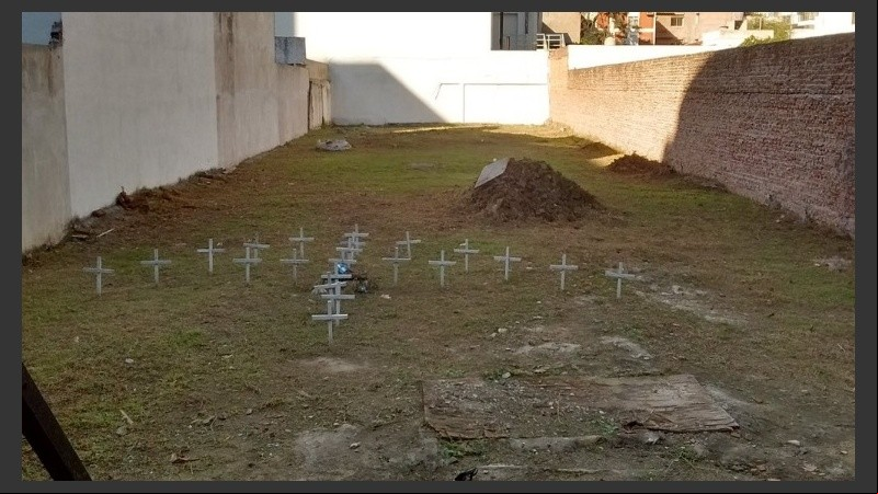 El 6 de cada mes, los familiares recuerdan a las víctimas en Salta 2141.