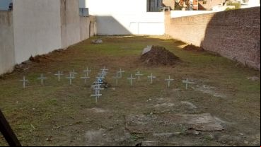 El 6 de cada mes, los familiares recuerdan a las víctimas en Salta 2141.