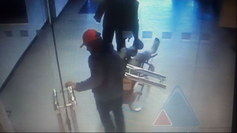 Las imágenes de la cámara de seguridad que difundió Telenoche.