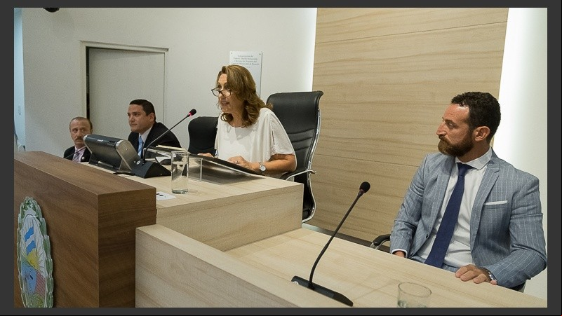 Fein junto a las autoridades del Concejo: Sukerman, Roselló y Poy.
