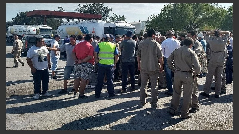 Trabajadores de Oil se manifestaron frente a la empresa en la semana.