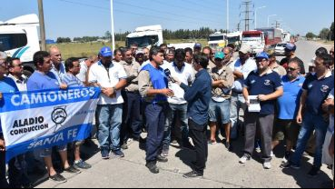 Camioneros y trabajadores de Oil Combustibles sobre ruta 10 este martes.