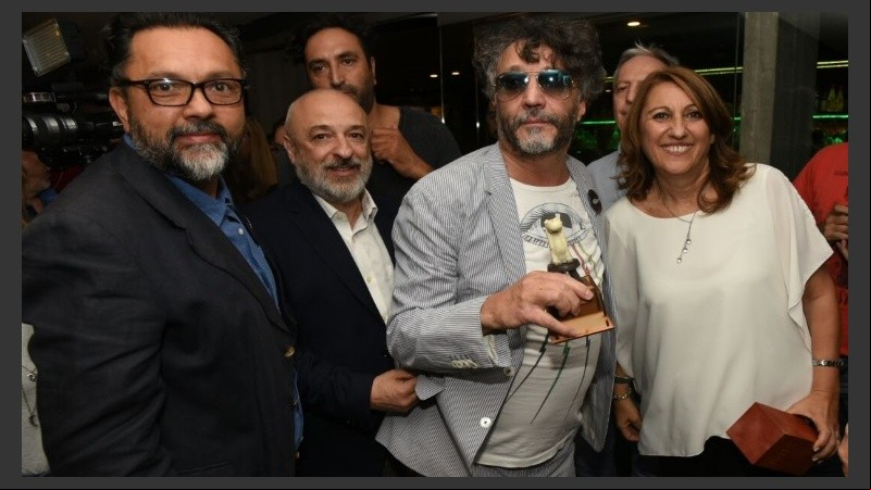 Fein, los funcionarios y Páez.