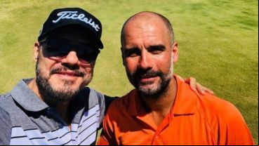 Tinelli y Pep, juntos disfrutando de la pasión por el golf.