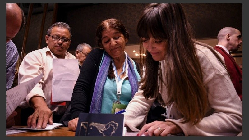  Familiares de soldados caídos en la guerra de Malvinas realizan los trámites migratorios previos a la visita
