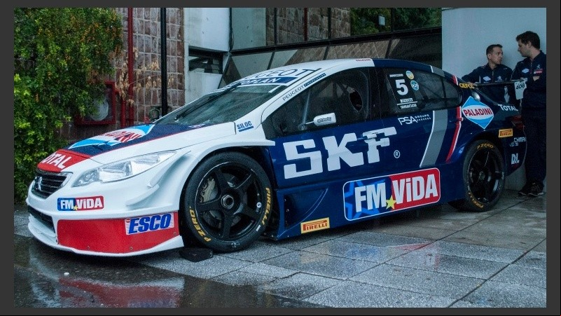 El auto del equipo Peugeot que rugió en Televisión Litoral. 