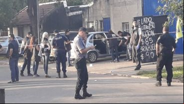 Personal de la policía y la PDI trabaja en el lugar.