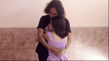 La niña junto a su madre