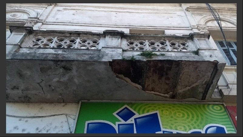 La parte del balcón que se desprendió y cayó a la vereda. 