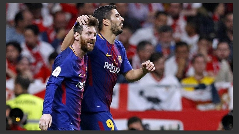 Messi hizo uno y Suárez, dos, para la consagración en la copa.