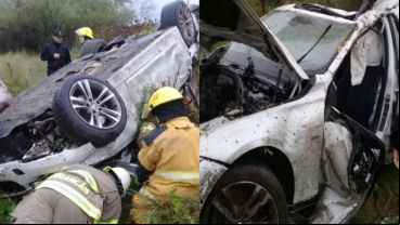 Los bomberos rescataron a los otros dos ocupantes del auto.