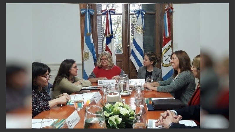 La ministra de Educación Claudia Balagué se reunió con referentes de la OEA.