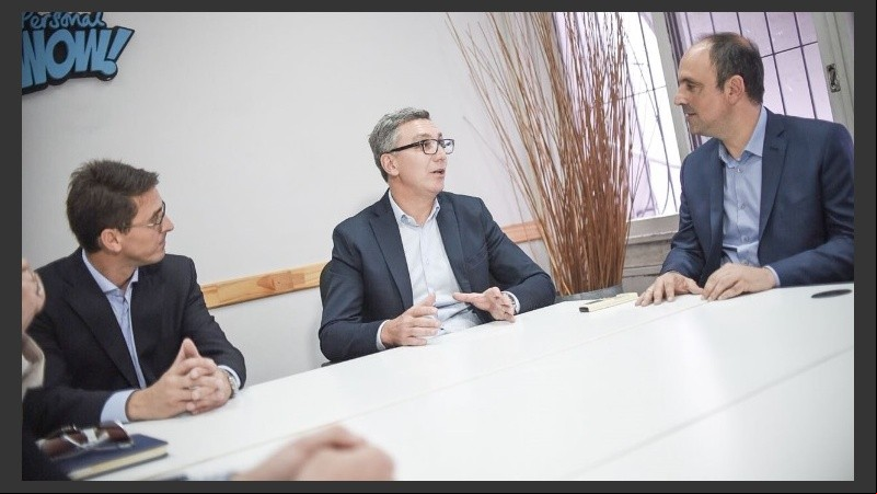 Carlos Moltini, CEO de Telecom, recibió al intendente santafesino José Corral.