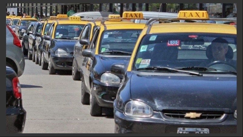 Otra vez conflicto entre taxistas en la terminal.