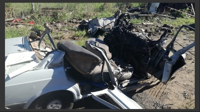 Así quedó el auto en el que viajaban los jóvenes. 