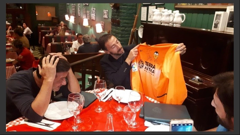 La emoción de Arturito al recibir la camiseta del Kily. 