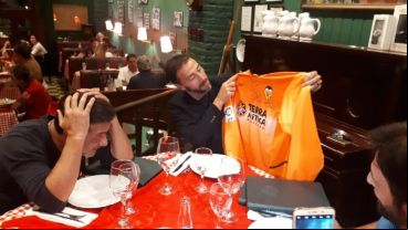 La emoción de Arturito al recibir la camiseta del Kily.