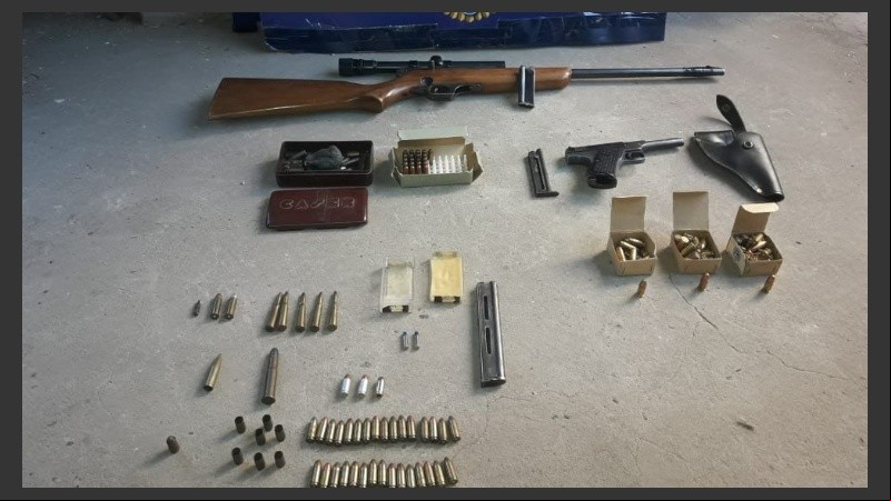 Se incautaron escopetas, carabinas, una pistola y municiones de todo tipo.