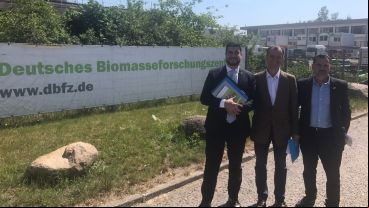 Cleri y el presidente comunal de Oliveros, Martín Calori, en Alemania.