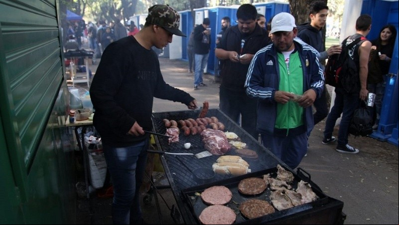 Fotos, risas, comida y algunos aprovecharon para dormir en la previa.