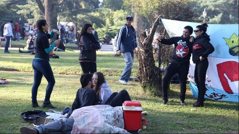 Fotos, risas, comida y algunos aprovecharon para dormir en la previa.
