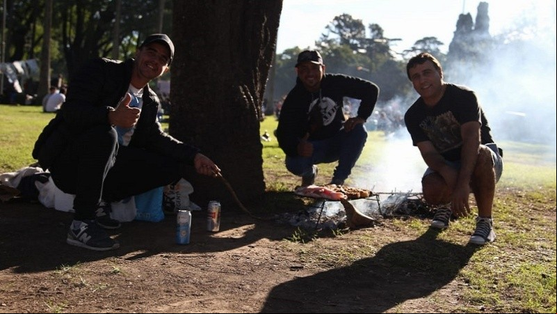Fotos, risas, comida y algunos aprovecharon para dormir en la previa.