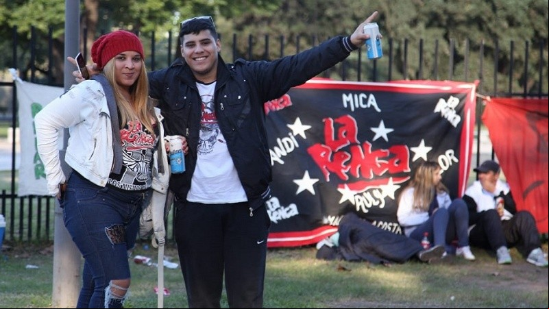Fotos, risas, comida y algunos aprovecharon para dormir en la previa.