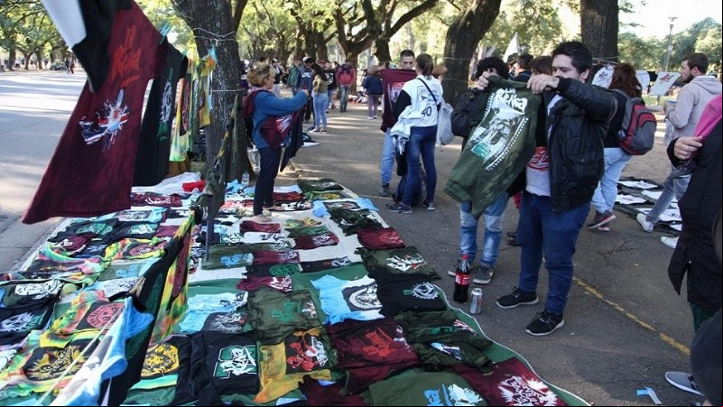 Fotos, risas, comida y algunos aprovecharon para dormir en la previa.