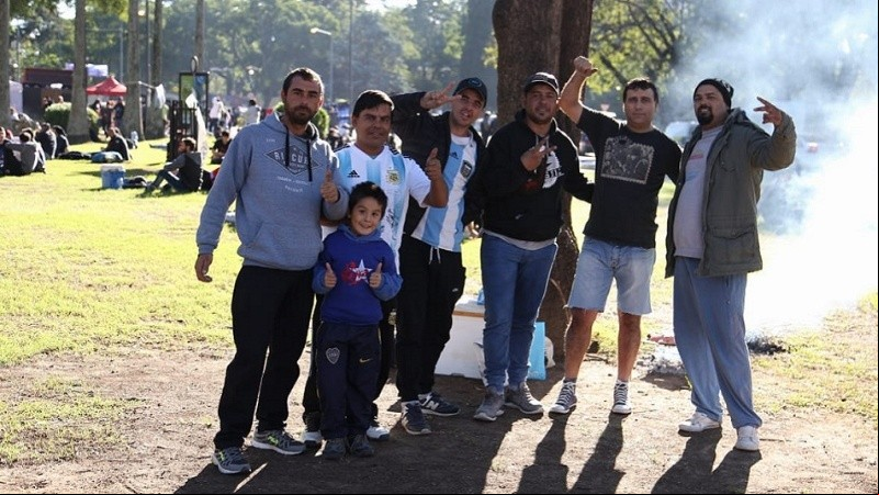 Fotos, risas, comida y algunos aprovecharon para dormir en la previa.