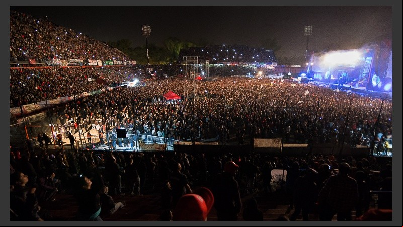 La Renga en el estadio de Newell´s este sábado ante una multitud.