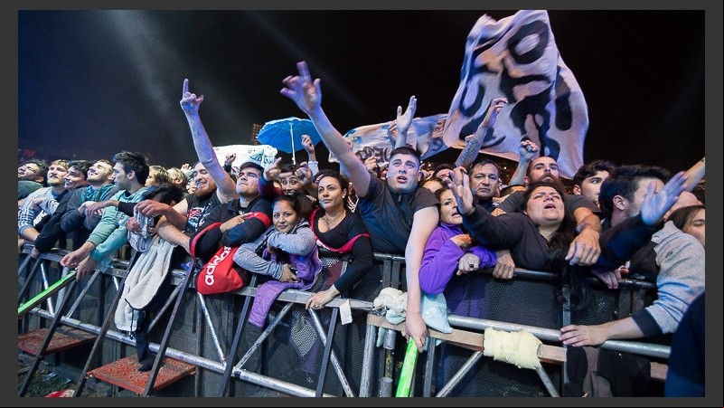 La Renga en el estadio de Newell´s este sábado ante una multitud.