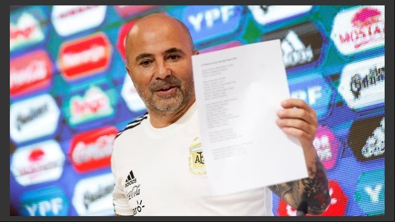 Sampaoli muestra la lista de los jugadores que llevará a Rusia. 