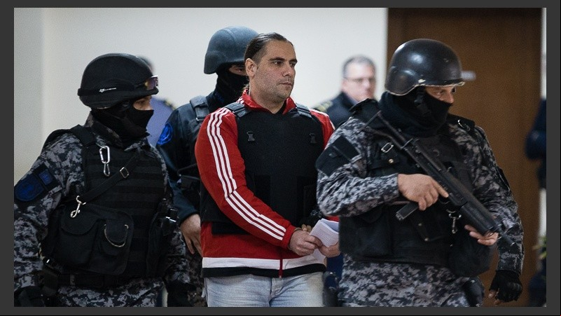 Así trasladaban a Ochoa por los pasillos de Tribunales este lunes al mediodía.