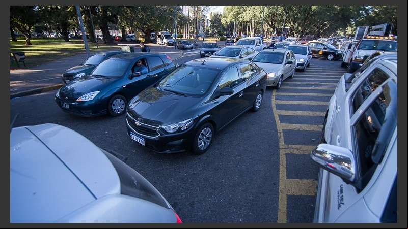 Autos y más autos en las avenidas que rodean el parque Independencia.