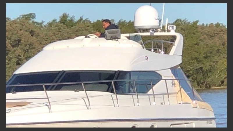 Jaef fue fotografiado en un yate cuando debía cumplir 