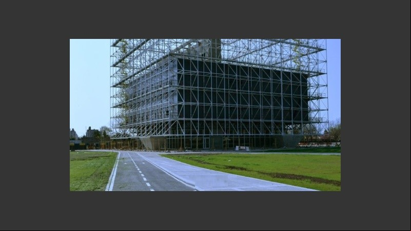 La estructura metálica de 39 metros de alto del Museo.