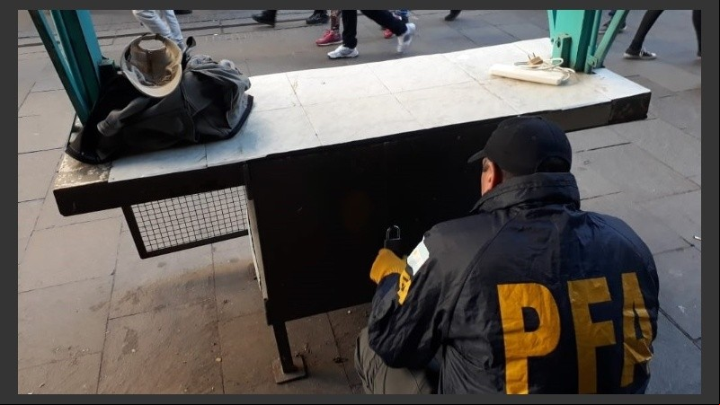 El carro de flores fue requisado por agentes de la Federal.