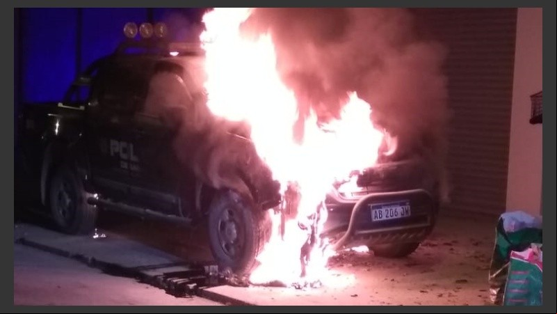 El móvil se presume que fue prendido frente a la comisaría 24ª.