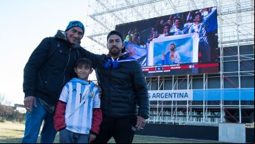 Hinchas rosarinos vivieron el debut argentino en la pantalla gigante.